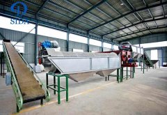 Cassava receiving and conveying machine